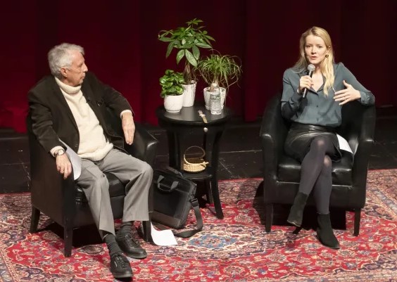 David Ottaway and Jane Ferguson on the stage of the Kirby Arts Center discussing the Israel-Hamas conflict.