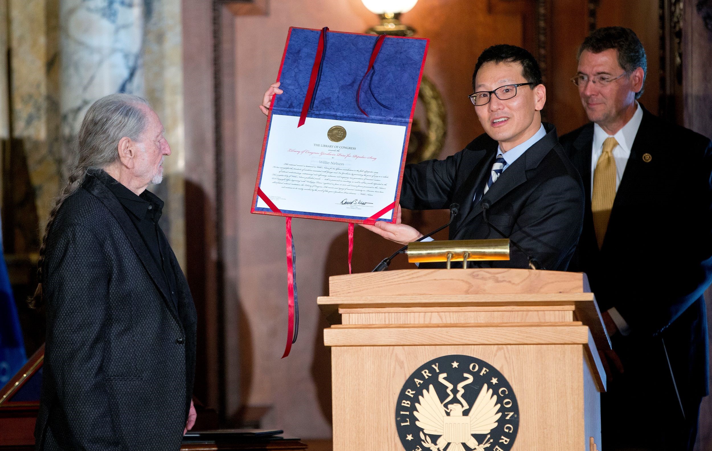 Then-acting Librarian of Congress David Mao ’86 presenting musician Willie Nelson as the newest recipient of the Library of Congress Gershwin Prize for Popular Song in 2015.