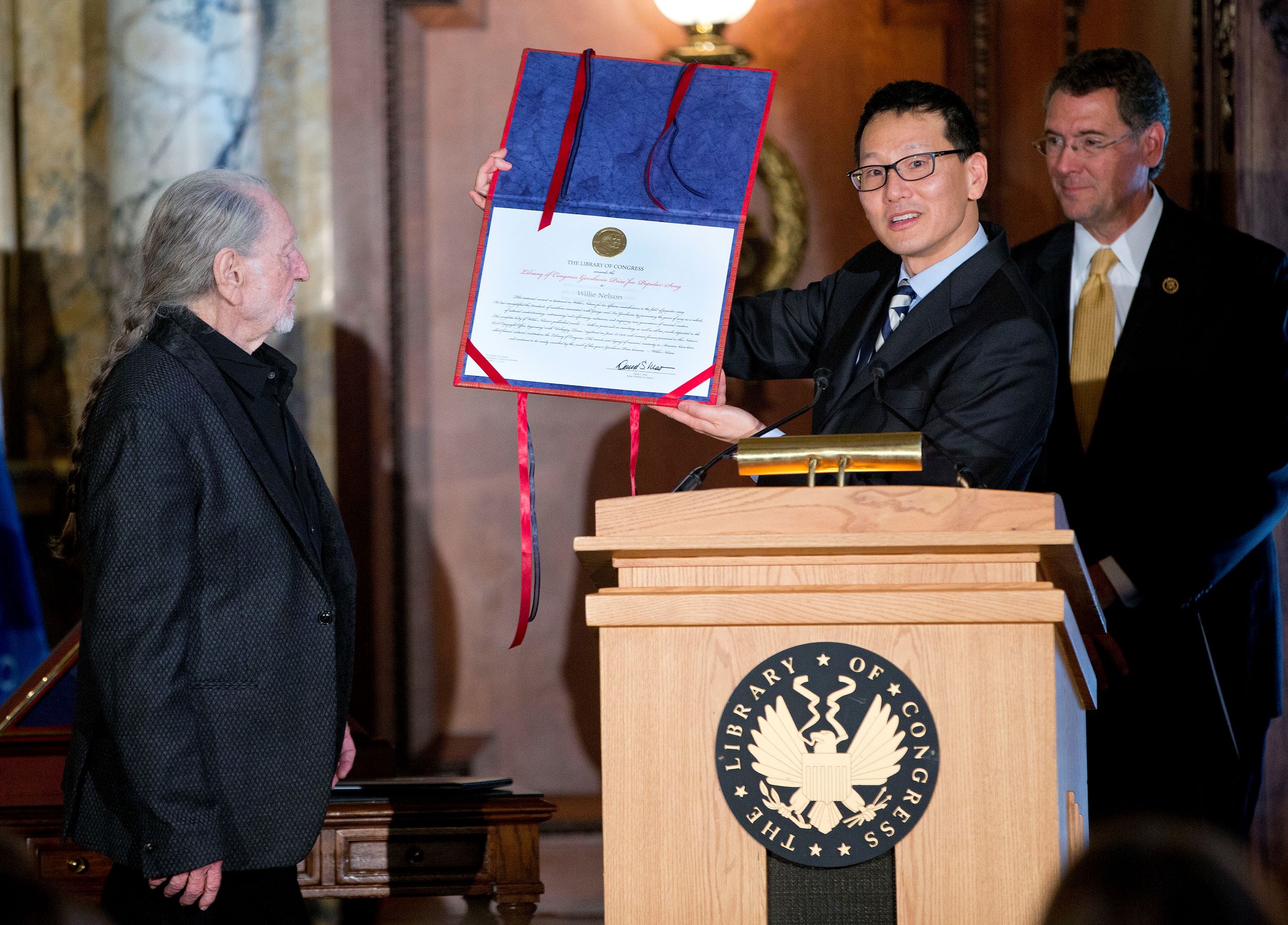 Then-acting Librarian of Congress David Mao ’86 presenting musician Willie Nelson as the newest recipient of the Library of Congress Gershwin Prize for Popular Song in 2015.