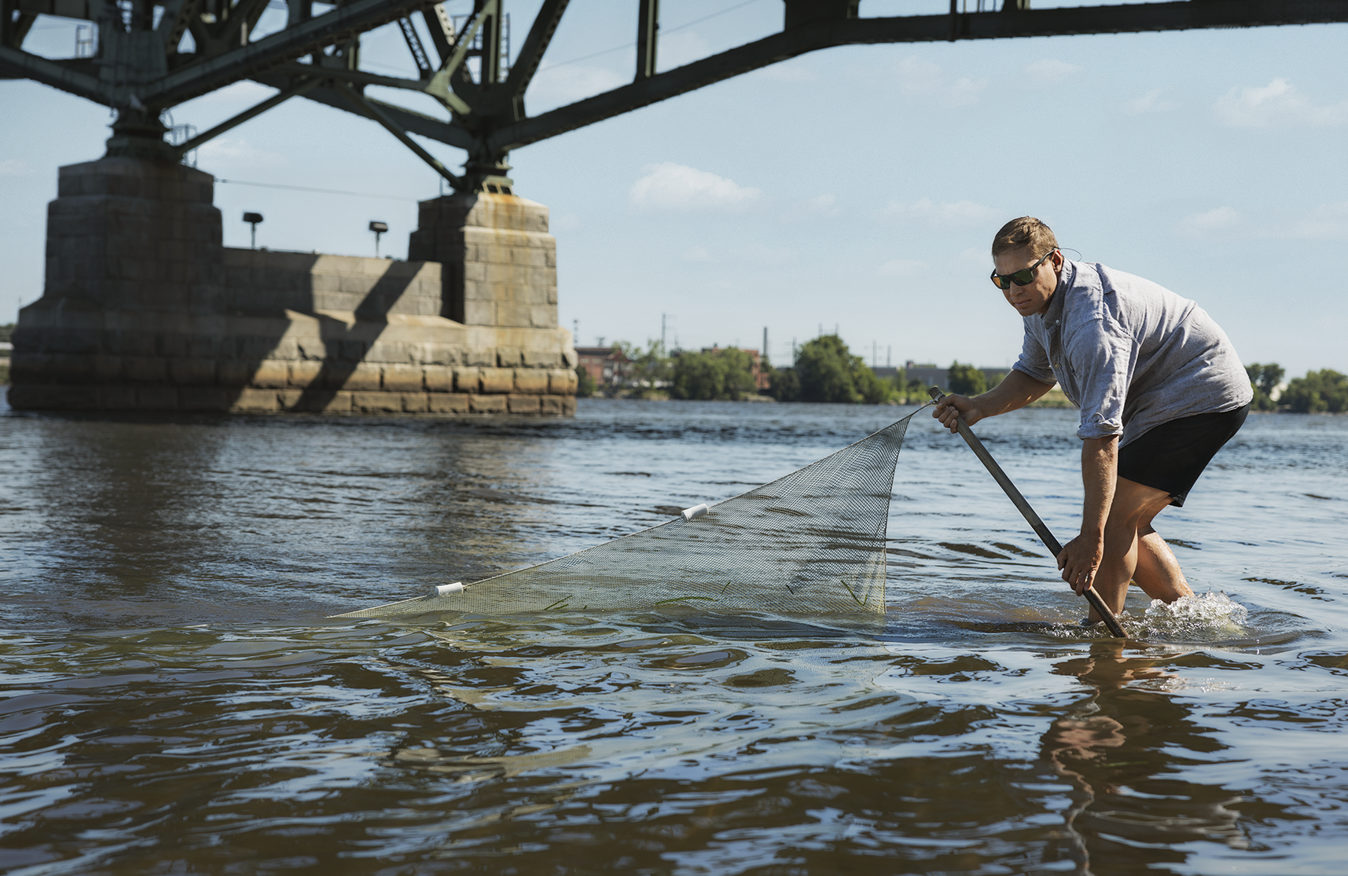 Zack Hoisington '07 casts a net in the Delaware Bay.